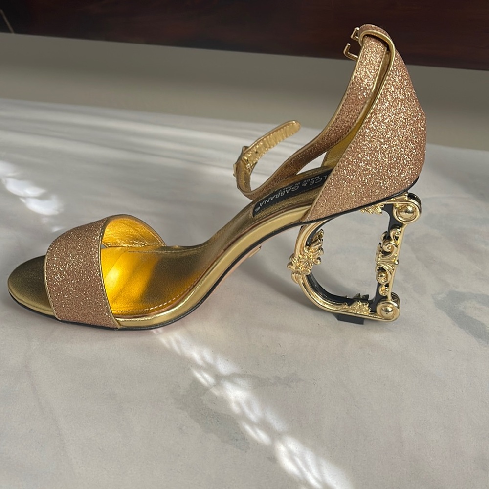 Am selling Dolce & Gabbana ladies shoes size 8
